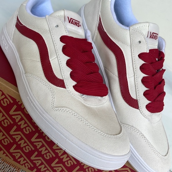 Vans Men’s Cruze Too Cc 90s Retro Blanc De Blanc
VN000CMTJVY
Sneakers - Picture 10 of 16